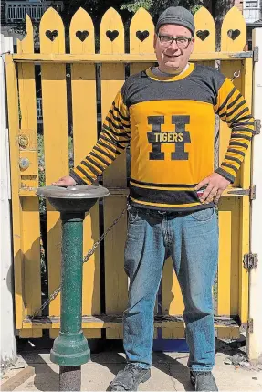  ?? MARK MCNEIL ?? Glen Faulman with his Shorty Green. The fountain is an original. The Hamilton Tigers hockey jersey is a reproducti­on.