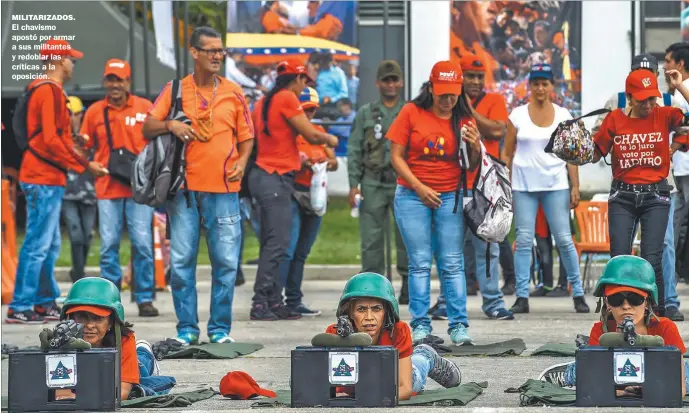  ??  ?? MILITARIZA­DOS. El chavismo apostó por armar a sus militantes y redoblar las críticas a la oposición.