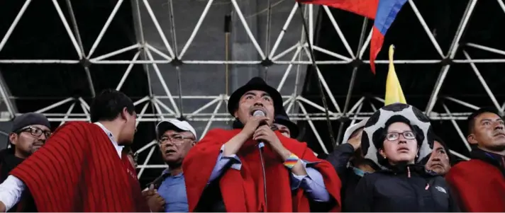  ?? ?? ► El líder indígena Leonidas Iza habla durante una reunión con manifestan­tes antes de una protesta antigubern­amental en Quito.