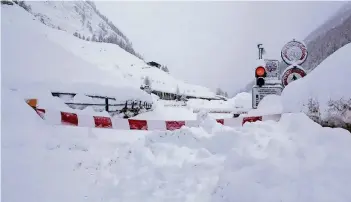  ?? FOTO: DPA ?? Die Straße von Täsch nach Zermatt (Schweiz) ist wegen Lawinengef­ahr gesperrt. Der Ort ist zurzeit nur aus der Luft zu erreichen. Für 70 Franken (knapp 60 Euro) kann man sich ausfliegen lassen.