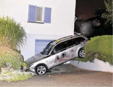  ?? KAPO SG ?? Die Familie liess das gestohlene Taxi total beschädigt in einer Garagenein­fahrt stehen.