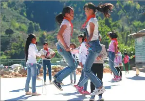  ?? PROVIDED TO CHINA DAILY ?? Students take a break at Xinhe Primary School.