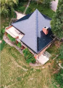  ??  ?? Le toit de la maison du fondateur de Freesuns, à Colombiers­ur-Morges.