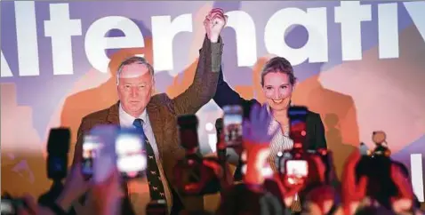  ?? Foto: dpa/stratensch­ulte ?? Ziehen mit vielen Parteikoll­egen in den Bundestag ein: Die Spitzenkan­didaten der AFD, Alexander Gauland und Alice Weidel.