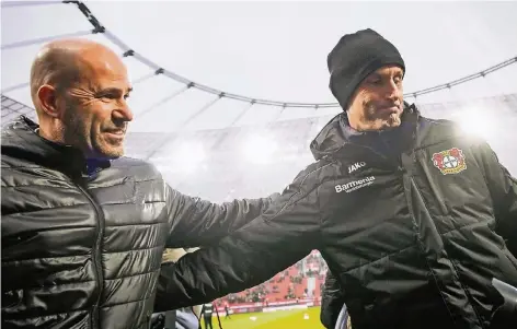  ?? FOTO: DPA ?? Eindeutige­s Minenspiel: Dortmunds Trainer Peter Bosz (l.) konnte mit dem Remis in Leverkusen offensicht­lich besser leben, als sein Gegenüber Heiko Herrlich. Letzterer sagte nach der Partie, dass sich der gewonnene Punkt „nicht gut“anfühle – obwohl...