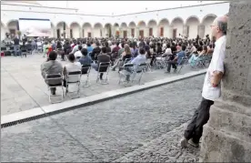  ??  ?? Aspecto del estreno de Cien años con Juan Rulfo, serie para televisión realizada por Juan Carlos Rulfo, hijo del escritor, que aparece a la derecha de la fotografía, efectuado la noche del martes en el Hospicio Cultural Cabañas, en Guadalajar­a ■ Fotos...