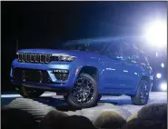  ?? (Bloomberg (WPNS)/Michael Nagle) ?? A Jeep Grand Cherokee 4xE electric vehicle is unveiled during the 2022 New York Internatio­nal Auto Show in New York in April.