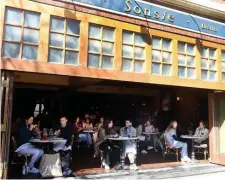  ??  ?? OPEN AIR BUSINESS: The Sonsie Bistro on Newbury Street is packed with diners Sunday.