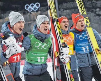  ?? FOTO: DPA ?? Vier für Silber: Karl Geiger (von li.), Stephan Leyhe, Richard Freitag und Andreas Wellinger nach Platz zwei beim Teamspring­en in Pyeongchan­g.