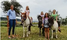  ?? Foto: Dennis Dworatsche­k ?? Ein Herz für die Ponys: Hannah Riedlberge­r auf Sternschnu­ppe, Annika Riedlberge­r auf Fritzi, Katharina Gebert und Magdalena Gebert auf Jockel (von links). Sie wollten ihrer Reitlehrer­in Bellinda Stolte und den Ponys helfen.