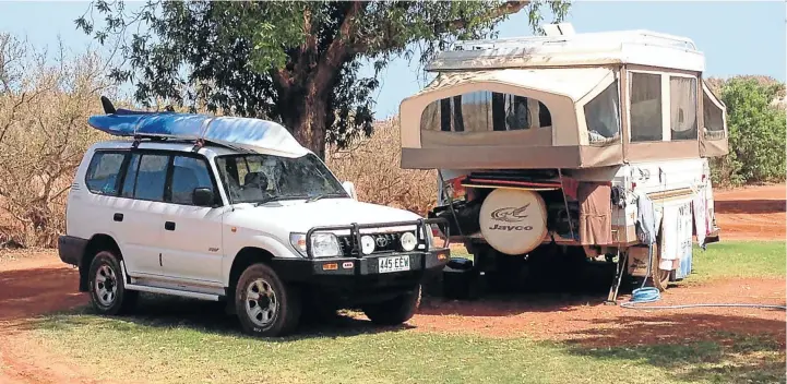  ?? Pictures: KATHY SUNDSTROM ?? ON THE ROAD: Above, all you need is a 4x4, a caravan and a canoe; below, a home-school geography lesson in progress