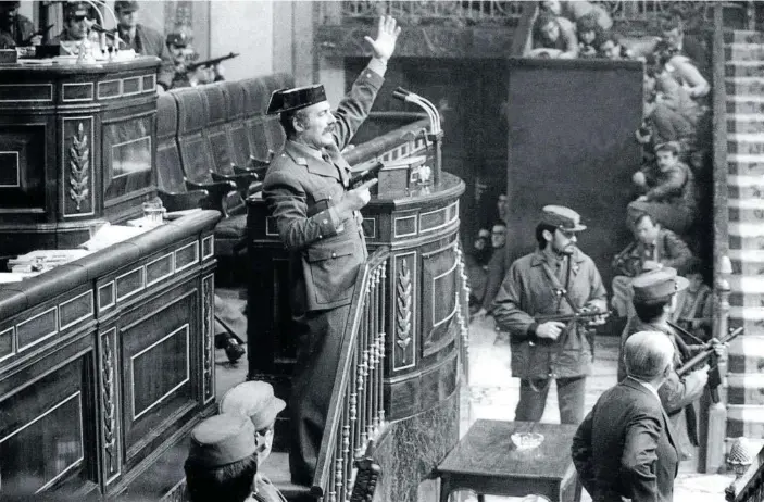  ??  ?? Imagen histórica captada por el fotógrafo Manuel P. Barriopedr­o, del teniente coronel Tejero, pistola en mano, en la tribuna del Congreso de los Diputados.