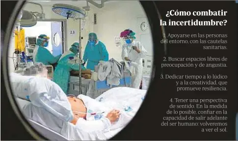  ?? AFP / Pierre-Philippe Marcou ?? Personal sanitario con un enfermo de COVID-19 en la UCI del hospital La Paz de Madrid, el pasado mes de abril