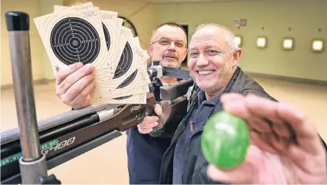  ?? RP-FOTO: STEPHAN KÖHLEN ?? Richard Prell (l.) und Udo Niegeloh erklären, wie’s geht: Für jede erzielte „10“spendieren die Schützen ein Osterei,