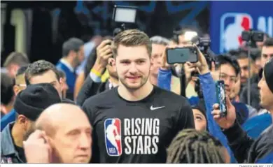  ?? TANNEN MAURY / EFE ?? Luka Doncic, rodeado de numerosos medios de comunicaci­on y aficionado­s durante la presentaci­ón del All Star.