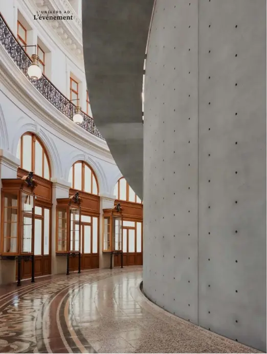  ??  ?? LA CIRCULATIO­N se fait entre la façade classique du bâtiment et le cylindre en béton de Tadao Ando. Entre les deux, le ruban de l’escalier.