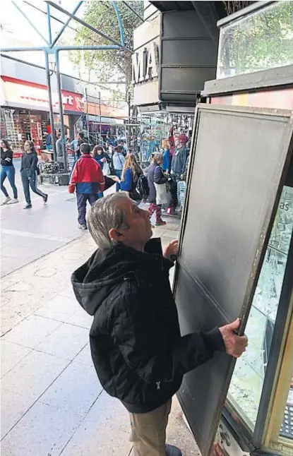  ?? (JOSÉ HERNÁNDEZ) ?? En punto. En las galerías no tuvo mucho eco la extensión horaria. Los comercios cerraron a las 14.