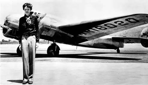  ?? ?? Amelia Earhart avec son avion Lockheed Electric à bord duquel elle a disparu en tentant de faire le tour du monde en juillet 1937.