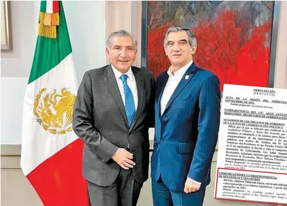  ?? ?? El gobernador electo con Adán Augusto López; a la derecha, su solicitud.