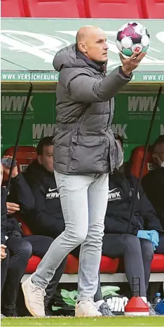  ?? Foto: Krieger ?? Heiko Herrlich kann die Kritik an der Spielweise des FCA verstehen. „Mich würde es wundern, wenn es nicht so wäre“, sagte der Augsburger Trainer.