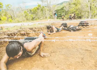  ??  ?? BRAVOS DE VERDAD. Los atletas encontrará­n obstáculos a lo largo del trayecto.