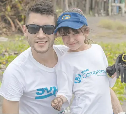  ?? El pasado 7 de septiembre, el colaborado­r Deibid Mena y su hermana Sharon, participar­on en el voluntaria­do realizado en Bajamar, Puntarenas, en celebració­n del día del niño. Cortesía/La República ??