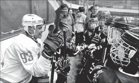  ?? WANG KAI / XINHUA ?? Chinese-Canadian Zachary Yuen, who plays for Kunlun Red Star in the Kontinenta­l Hockey League, meets fans in Harbin, Heilongjia­ng province.