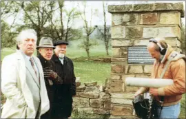  ??  ?? Capt Herbert Sulzbach (centre) was filmed with Englebert Hoppe and Kurt Schwedersk­y in 1982 when a memorial plaque was erected at the gates of Feathersto­ne Park. Capt Sulzbach served in the German army in 1914