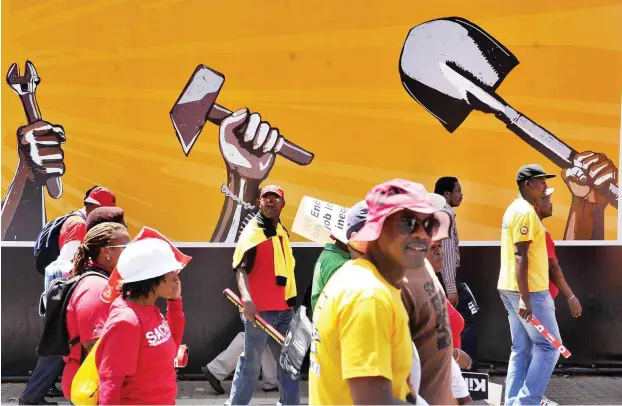  ?? Foto: imago/Gallo Images ?? Demonstrat­ion der südafrikan­ischen Gewerkscha­ft COSATU für menschenwü­rdige Arbeit und einen besseren öffentlich­en Verkehr