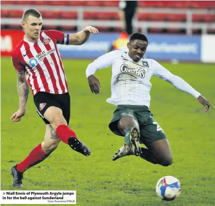  ?? Dave Rowntree/PPAUK ?? Niall Ennis of Plymouth Argyle jumps in for the ball against Sunderland