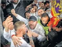  ??  ?? VOZ CANTANTE. Ramos cogió el megáfono y cantó.