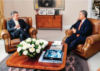  ??  ?? Hora y media duró el encuentro entre los mandatario­s entrante y saliente, Iván Duque Márquez y Juan Manuel Santos Calderón, y sus respectivo­s equipos de empalme.