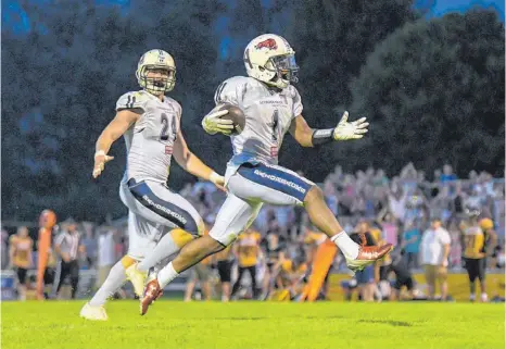  ?? FOTO: FLORIAN WOLF ?? Ravensburg­s Jevonte Alexander, hier im Nightgame im Lindenhofs­tadion auf dem Weg zu einem Touchdown, war eine Woche später in Gießen zweimal erfolgreic­h.