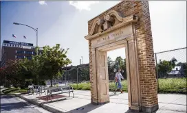  ?? AMANDA VOISARD / AMERICAN-STATESMAN ?? Maddy Breeden on Tuesday walks past the future site of the Travis County civil and family courthouse on Guadalupe Street.