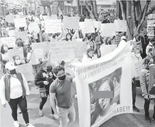  ?? /MIGUEL CASTILLO/EL SOL DE ORIZABA ?? Amigos y
familiares de los 8 jóvenes detenidos protestaro­n en calles céntricas de Orizaba.