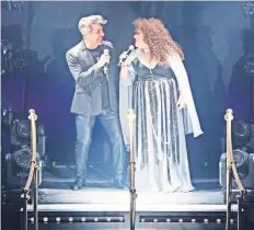  ??  ?? Con Amanda Miguel, el cantante ha presentado varios shows en México.