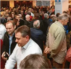  ??  ?? Neugierig auf diejenigen, die Günzburger Landrat werden wollen: Besucheran­drang im Forum am Hofgarten vor der Saalöffnun­g.