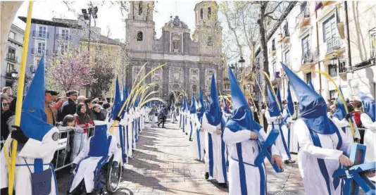  ?? Laura Trives ?? Los cofrades de La Entrada de Jesús a Jerusalén a su salida de la iglesia de San Cayetano de Zaragoza, ayer por la mañana.