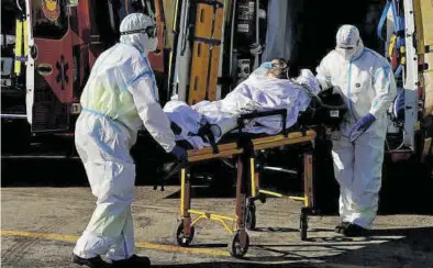  ?? JUAN MEDINA / REUTERS ?? Unos sanitarios trasladan a una paciente en el Hospital Doce de Octubre de Madrid, ayer.