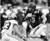  ?? CHRIS O’MEARA/ASSOCIATED PRESS ?? South Carolina QB Jake Bentley runs for yardage against Michigan. He also threw for 239 yards and 2 touchdowns.