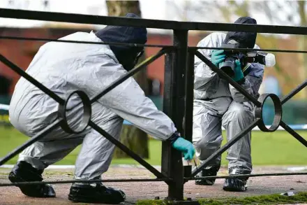  ??  ?? Peritos coletam amostra em praça de Salisbury, cidade onde o ex-espião russo Serguei Skripal foi achado desacordad­o