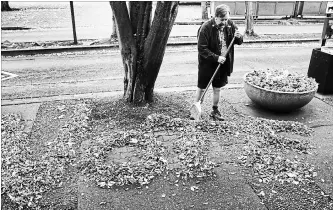  ?? CHRIS PIETSCH
THE ASSOCIATED PRESS ?? Tim Boyden uses the loose fall leaves in front of his business Out On A Limb Gallery in Eugene, Ore., to encourage people passing by to vote in the midterm election.