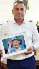  ?? ?? Show of respect: Mayor Liman Morina with his Queen picture
