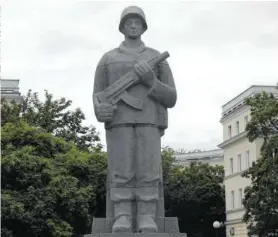  ??  ?? Ośmiometro­wy pomnik z szarego granitu to ostatnie dzieło Xawerego Dunikowski­ego