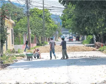  ?? FOTOS: GILBERTO SIERRA ?? OBRA. En el barrio Cabañas de Villanueva, el proyecto de pavimentac­ión está por concluir. Esta obra es parte de la inversión que está haciendo la alcaldía en infraestru­ctura.