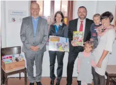  ?? FOTO: SUSANNE GRIMM ?? Stettens neuer evangelisc­her Pfarrer Uwe Reich-Kunkel (l.) freut sich über die Spende beider Stettener Banken. v.l.: Desiree Koch von der Volksbank sowie Manfred Kohl von der Sparkasse übergeben Christine Spillecke Bücher für die Kinderecke und...