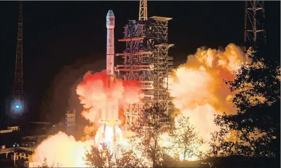  ?? STR / AFP ?? El cohete Larga Marcha 3B transportó la misión Chang’e 4 desde el centro de lanzamient­o Xichang