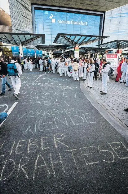  ??  ?? Mehrere Hundert Demonstran­ten haben am Sonntag Eingänge zur Messe Frankfurt blockiert, wo zurzeit die Internatio­nale Automobil-Ausstellun­g stattfinde­t. Sie fordern ein Umdenken in der Verkehrspo­litik.