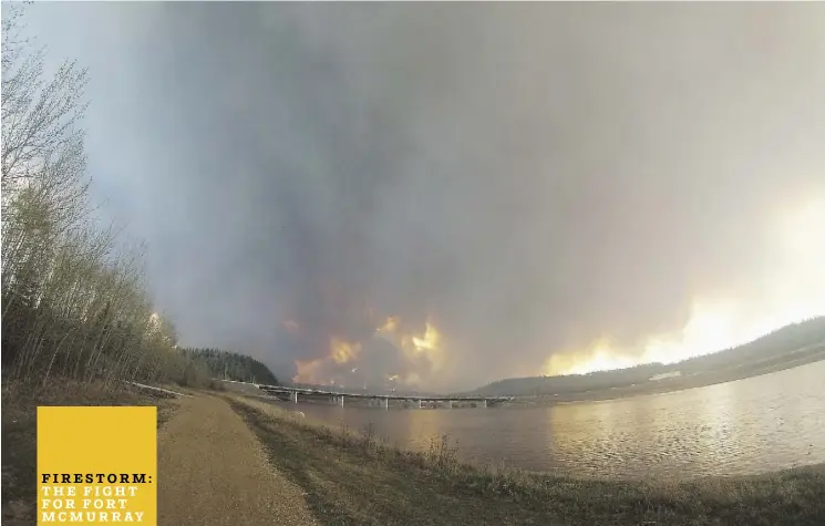  ?? ROBERT MURRAY/FORT MCMURRAY TODAY ?? Wildfires rage west of Fort McMurray last year, as viewed from the side of the Athabasca River.