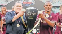  ?? | MUZI NTOMBELA BackpagePi­x ?? COACH Steve Barker celebrates winning the Carling Knockout Cup with star striker Iqraam Rayners.